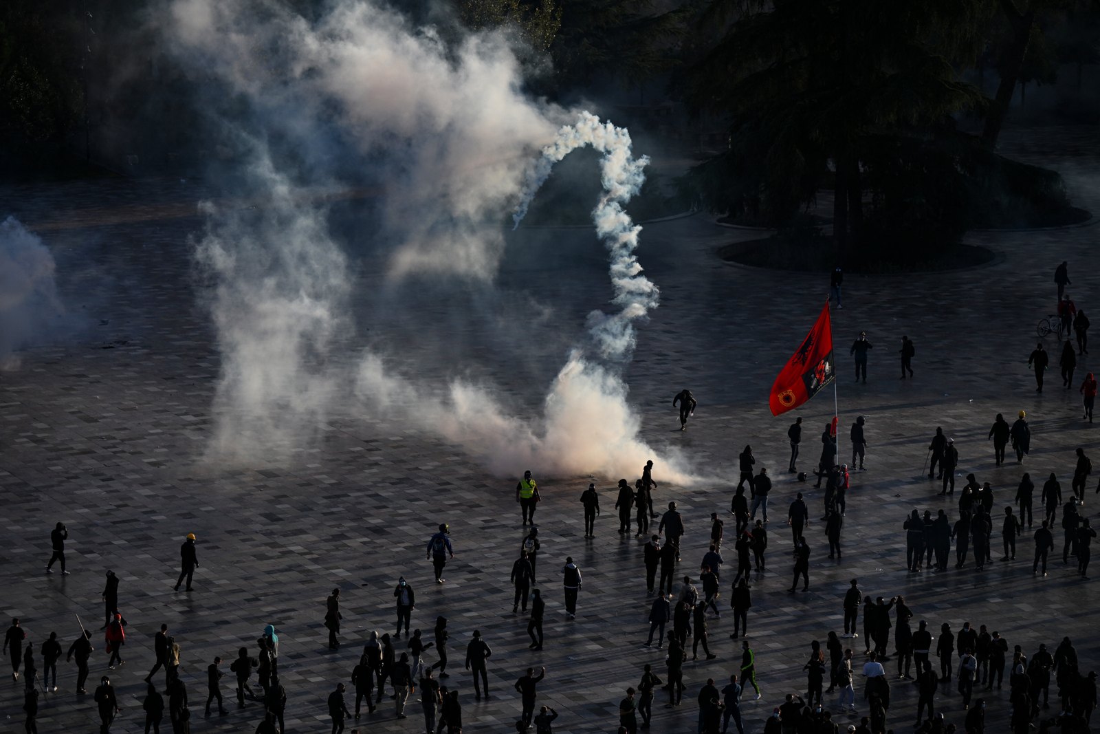 Gas lacrimógeno en el centro de Tirana durante la protesta del 24 de octubre. Foto: Armend Nimani / AFP.
