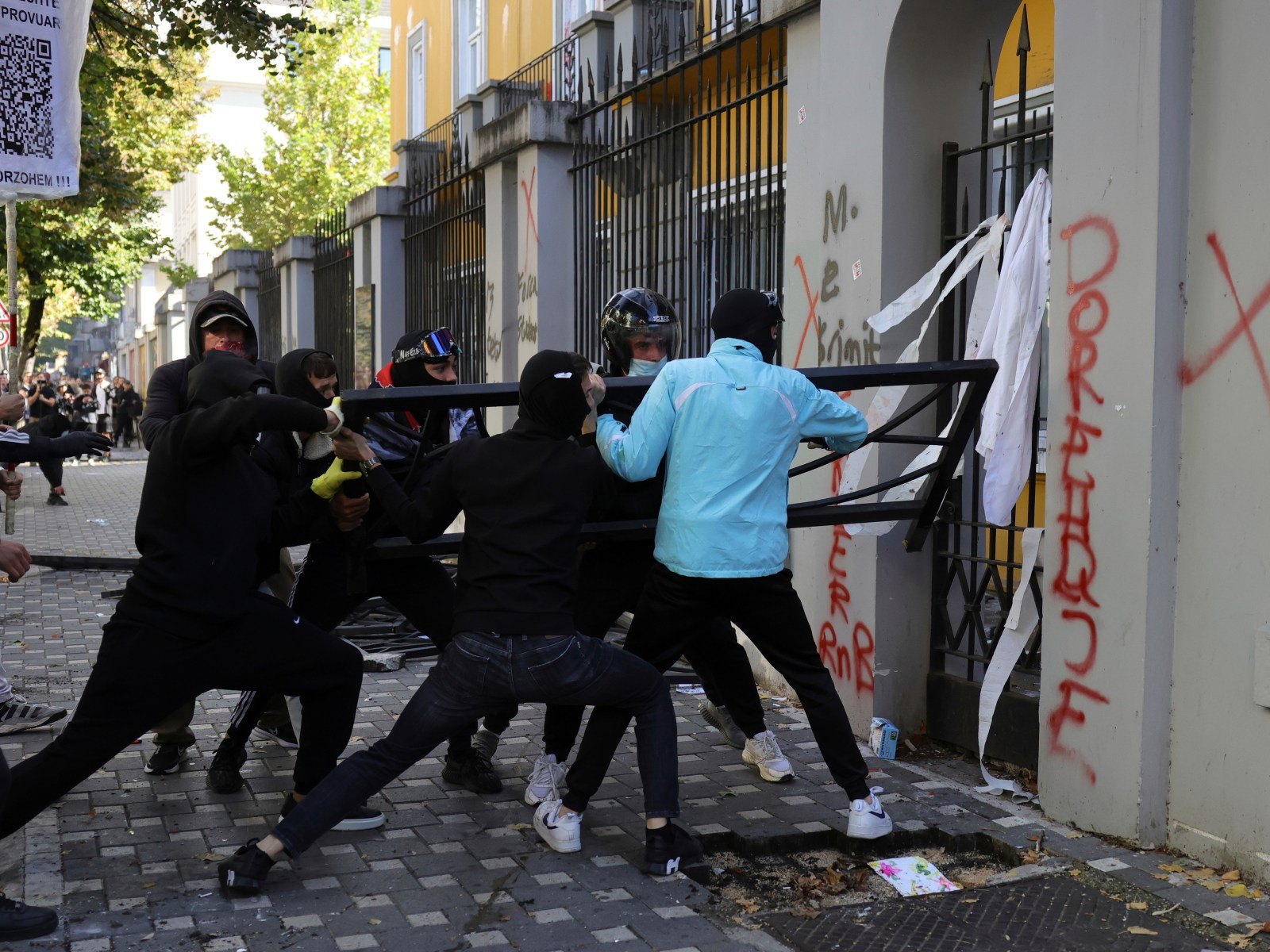 Tirana suma trece días de disturbios con más de 300 heridos y cientos de detenidos