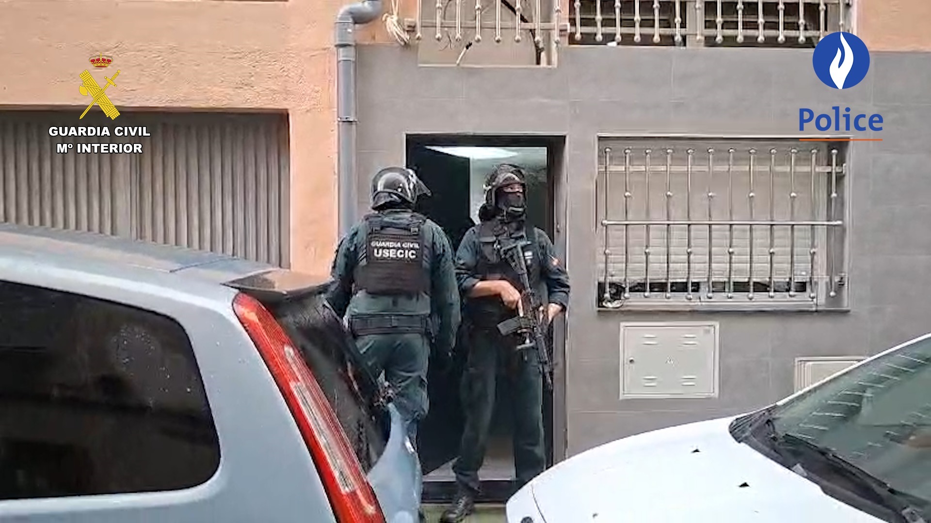 Agentes de la Guardia Civil a la entrada de la vivienda registrada en Almería. Foto: Guardia Civil.