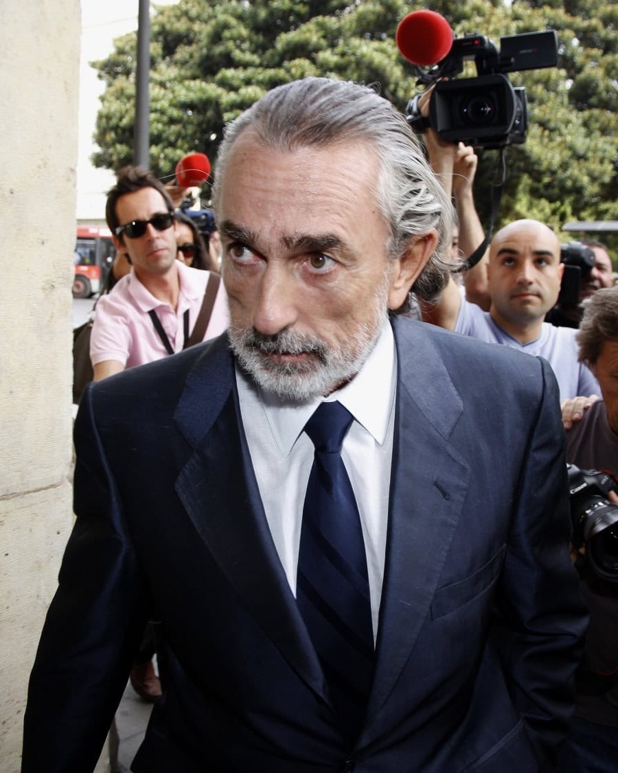 Francisco Correa, rodeado de cámaras, al inicio del juicio de la Gürtel en la Audiencia Nacional, en 2016. Foto: Reuters.