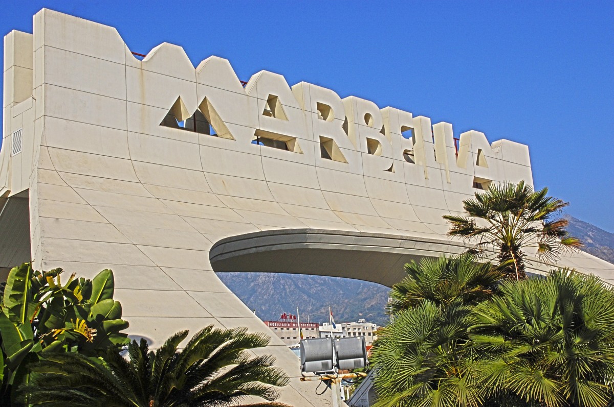 Arco de entrada a Marbella (Málaga). Foto: El Independiente.